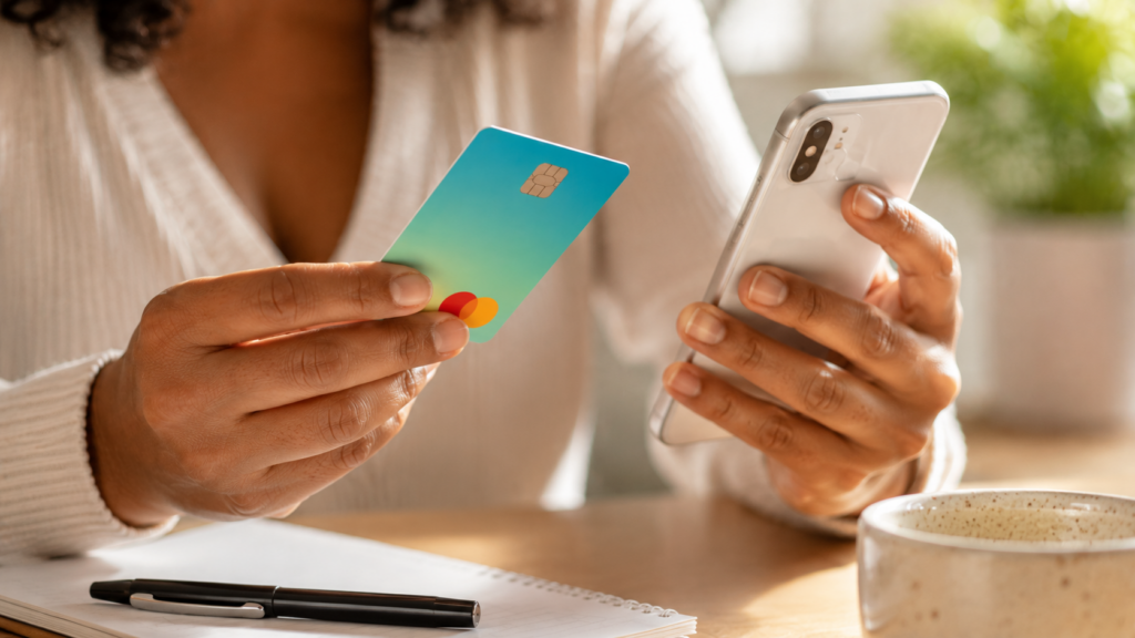 mulher com nome sujo usando conta digital para pagar contas e receber salário